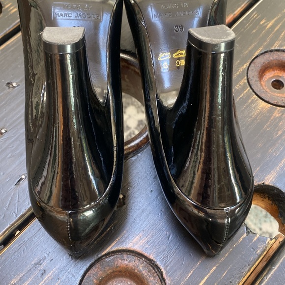 Marc Jacobs Heels with Signature Metal Front Tag - Picture 8 of 12